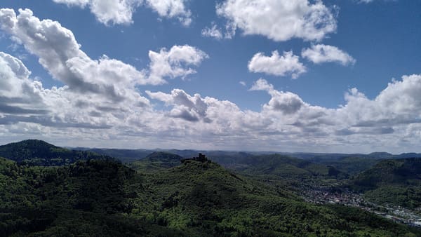 Rundwanderung im Trifels-Land bei Annweiler: Neukastell, Madenburg, Slevogtfelsen und Hohenberg
