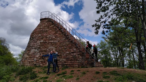 Rundwanderung im Trifels-Land bei Annweiler: Neukastell, Madenburg, Slevogtfelsen und Hohenberg