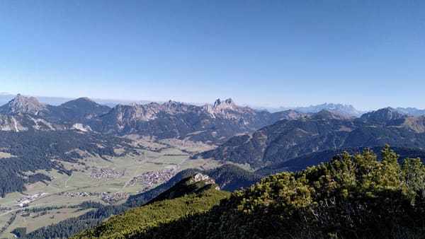 Wanderung im Tannheimer Tal: Schattwald – Bschießer – Ponten – Zirleseck – Rohnenspitze