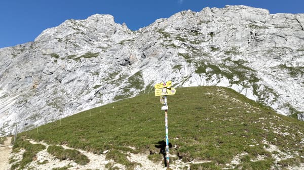 Wanderung zum Zugspitzblick am Gatterl und der urigen Einkehr Steinernes Hüttl bei Ehrwald