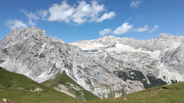 Wanderung zum Zugspitzblick am Gatterl und der urigen Einkehr Steinernes Hüttl bei Ehrwald