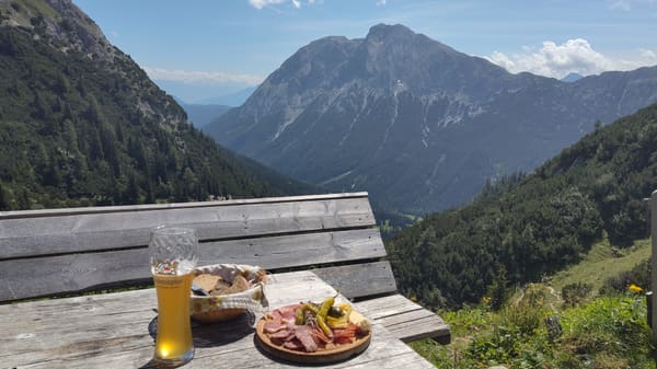Wanderung zum Zugspitzblick am Gatterl und der urigen Einkehr Steinernes Hüttl bei Ehrwald