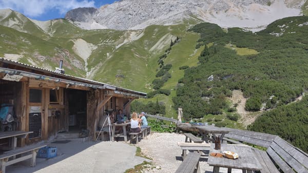 Wanderung zum Zugspitzblick am Gatterl und der urigen Einkehr Steinernes Hüttl bei Ehrwald