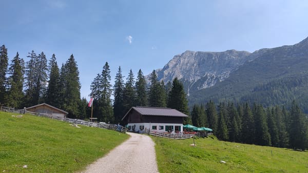 Wanderung zum Zugspitzblick am Gatterl und der urigen Einkehr Steinernes Hüttl bei Ehrwald