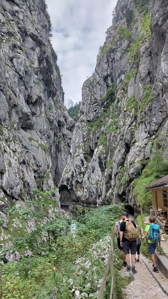 Wanderung durchs imposante Höllental mit tosender Höllentalklamm zum Kreuzeck bei Garmisch
