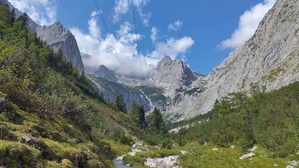 Wanderung durchs imposante Höllental mit tosender Höllentalklamm zum Kreuzeck bei Garmisch