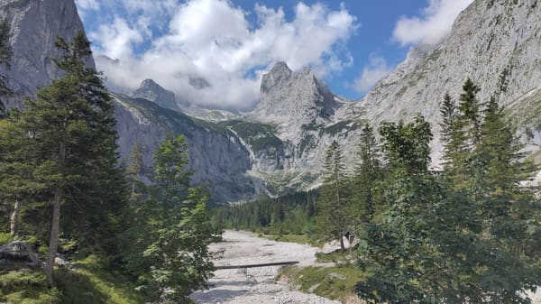 Wanderung durchs imposante Höllental mit tosender Höllentalklamm zum Kreuzeck bei Garmisch