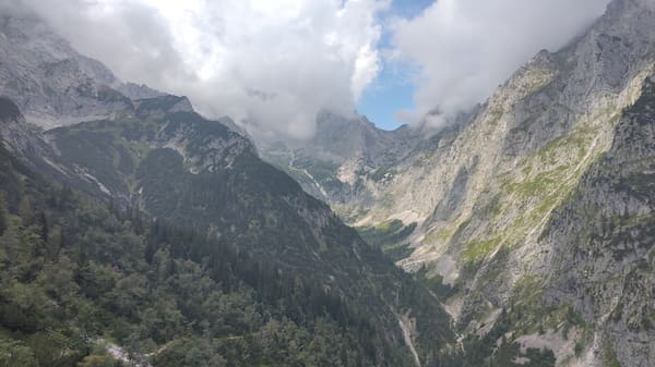 Wanderung durchs imposante Höllental mit tosender Höllentalklamm zum Kreuzeck bei Garmisch