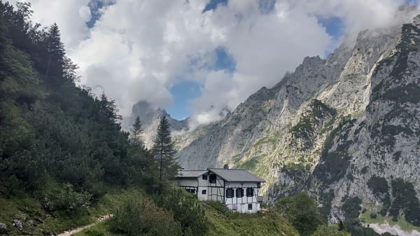 Wanderung durchs imposante Höllental mit tosender Höllentalklamm zum Kreuzeck bei Garmisch