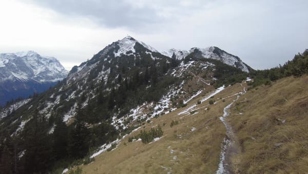 Gipfel-Wanderung Hoher Ziegspitz zum perfekten Zugspitz-Panorama bei Garmisch