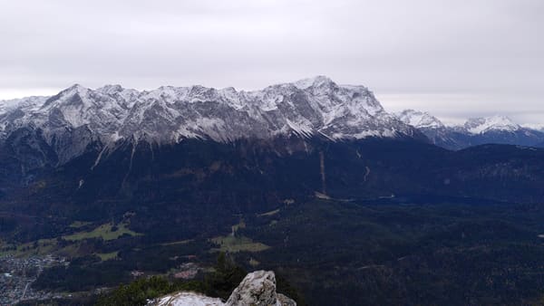 Gipfel-Wanderung Hoher Ziegspitz zum perfekten Zugspitz-Panorama bei Garmisch