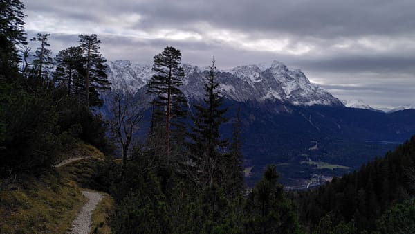 Gipfel-Wanderung Hoher Ziegspitz zum perfekten Zugspitz-Panorama bei Garmisch