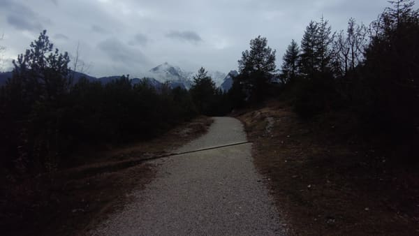Regnerischer Panorama-Spaziergang auf dem Kramerplateau-Weg bei Garmisch