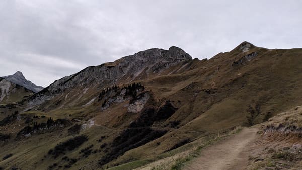 Wanderung im Tannheimer Tal: Neunerköpfle – Schochenspitze – Landsberger Hütte – Steinkarspitze – Vilsalpsee