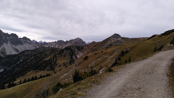 Wanderung im Tannheimer Tal: Neunerköpfle – Schochenspitze – Landsberger Hütte – Steinkarspitze – Vilsalpsee