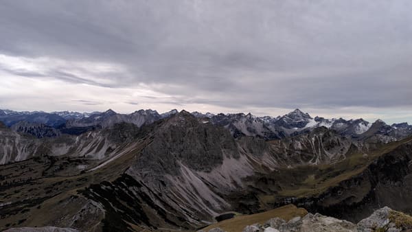 Wanderung im Tannheimer Tal: Neunerköpfle – Schochenspitze – Landsberger Hütte – Steinkarspitze – Vilsalpsee