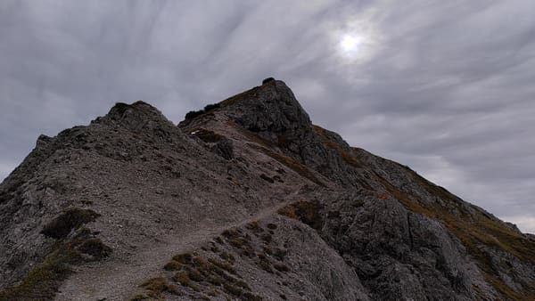 Wanderung im Tannheimer Tal: Neunerköpfle – Schochenspitze – Landsberger Hütte – Steinkarspitze – Vilsalpsee