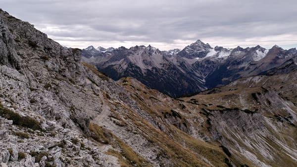 Wanderung im Tannheimer Tal: Neunerköpfle – Schochenspitze – Landsberger Hütte – Steinkarspitze – Vilsalpsee