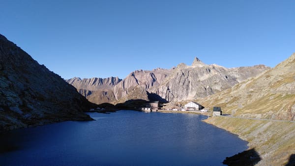 Gipfel-Wanderung Pointe de Drône am Großen St. Bernhard mit Mont-Blanc-Panorama (Aostatal)