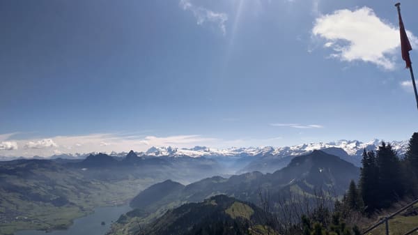 Panorama-Wanderung auf der Rigi über dem Vierwaldstättersee in der Schweiz