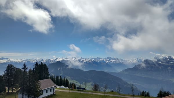 Panorama-Wanderung auf der Rigi über dem Vierwaldstättersee in der Schweiz