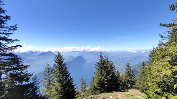 Panorama-Wanderung auf der Rigi über dem Vierwaldstättersee in der Schweiz