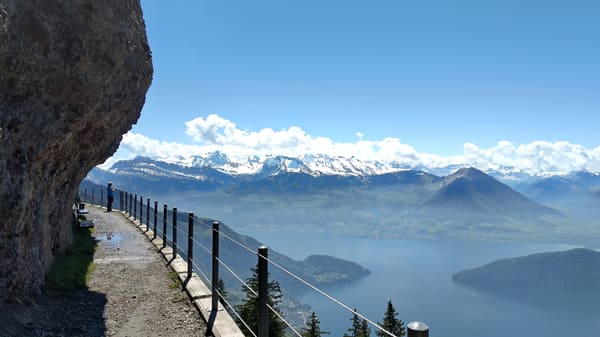 Panorama-Wanderung auf der Rigi über dem Vierwaldstättersee in der Schweiz