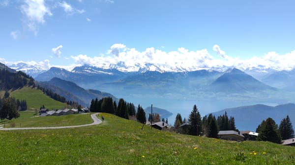 Panorama-Wanderung auf der Rigi über dem Vierwaldstättersee in der Schweiz
