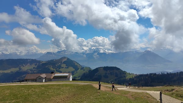 Panorama-Wanderung auf der Rigi über dem Vierwaldstättersee in der Schweiz