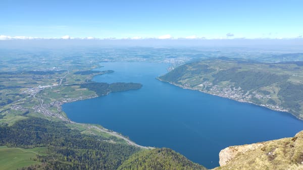Panorama-Wanderung auf der Rigi über dem Vierwaldstättersee in der Schweiz