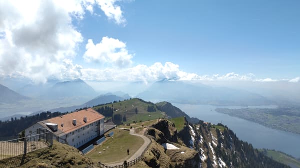 Panorama-Wanderung auf der Rigi über dem Vierwaldstättersee in der Schweiz