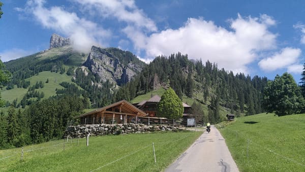 Bikepacking Trans-Schweiz: Von Zürich nach Luzern über den Klausenpass, die Große Scheidegg und die Berner Voralpen